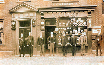 Thomas Judge and staff outside the post office about 1900 [Z1306/91]